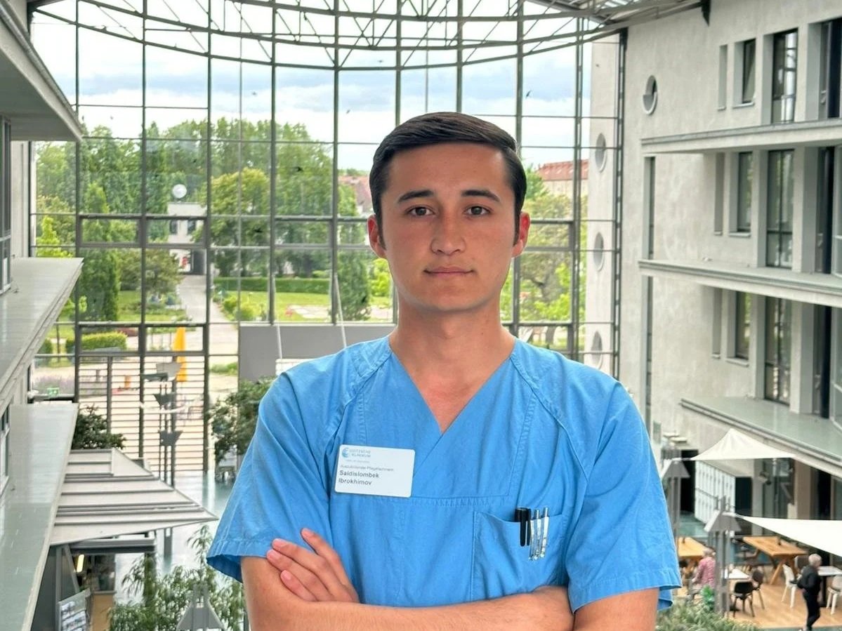 Saidislombek im Kittel in der Eingangshalle des Krankenhauses